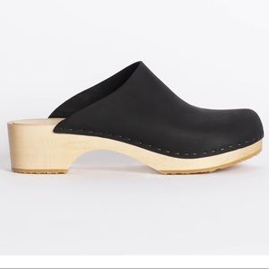 Bryr Black Clogs